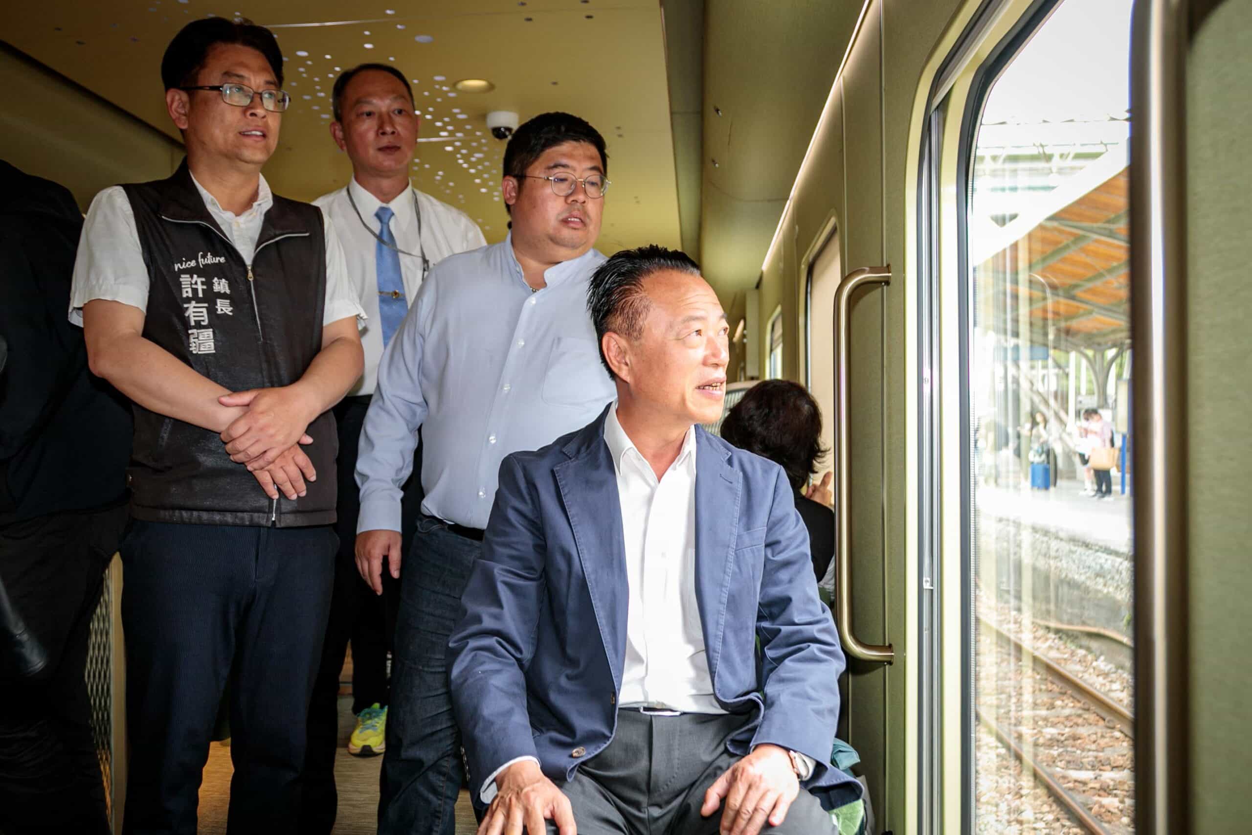 山嵐號首航抵「嘉」 翁章梁迎接首批遊客 山嵐號首航抵「嘉」 翁章梁迎接首批遊客