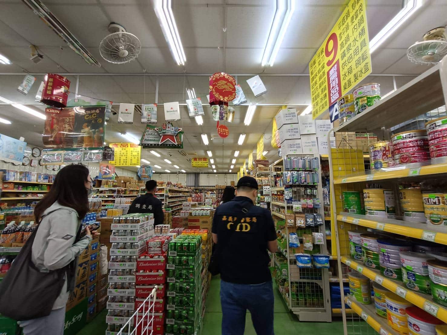 嘉義縣政府連假會同檢調 前往賣場訪查塑膠袋供貨狀況 嘉義縣政府連假會同檢調 前往賣場訪查塑膠袋供貨狀況