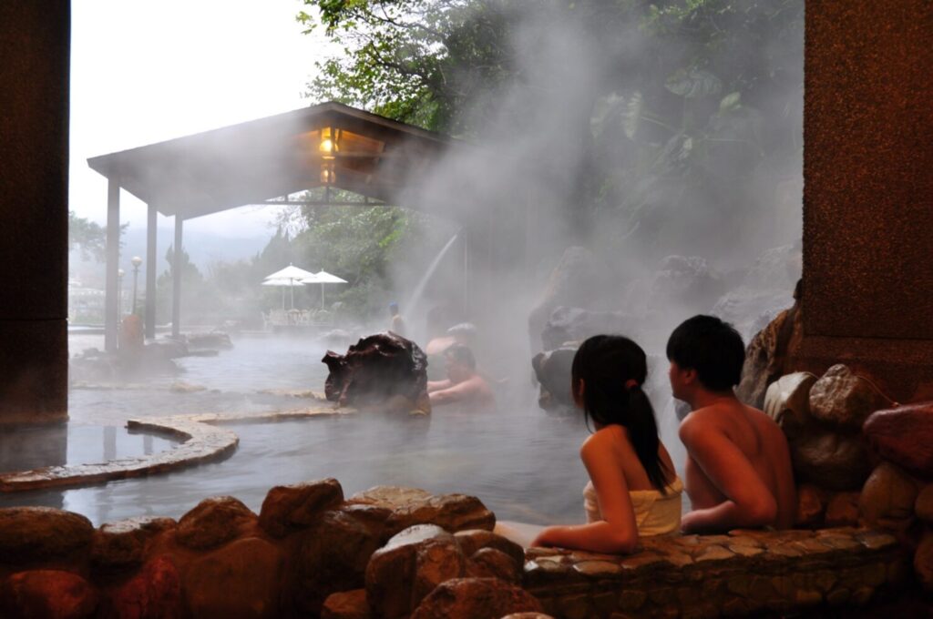 「春遊北海岸正當時」 金山萬里世界級溫泉體驗山海雙享受 金山萬里溫泉榮獲 2025 台灣好湯「五大友善好湯」銀獎,肯定其在旅遊便利性與服務品質上的卓越表現。(圖/新北市政府提供)