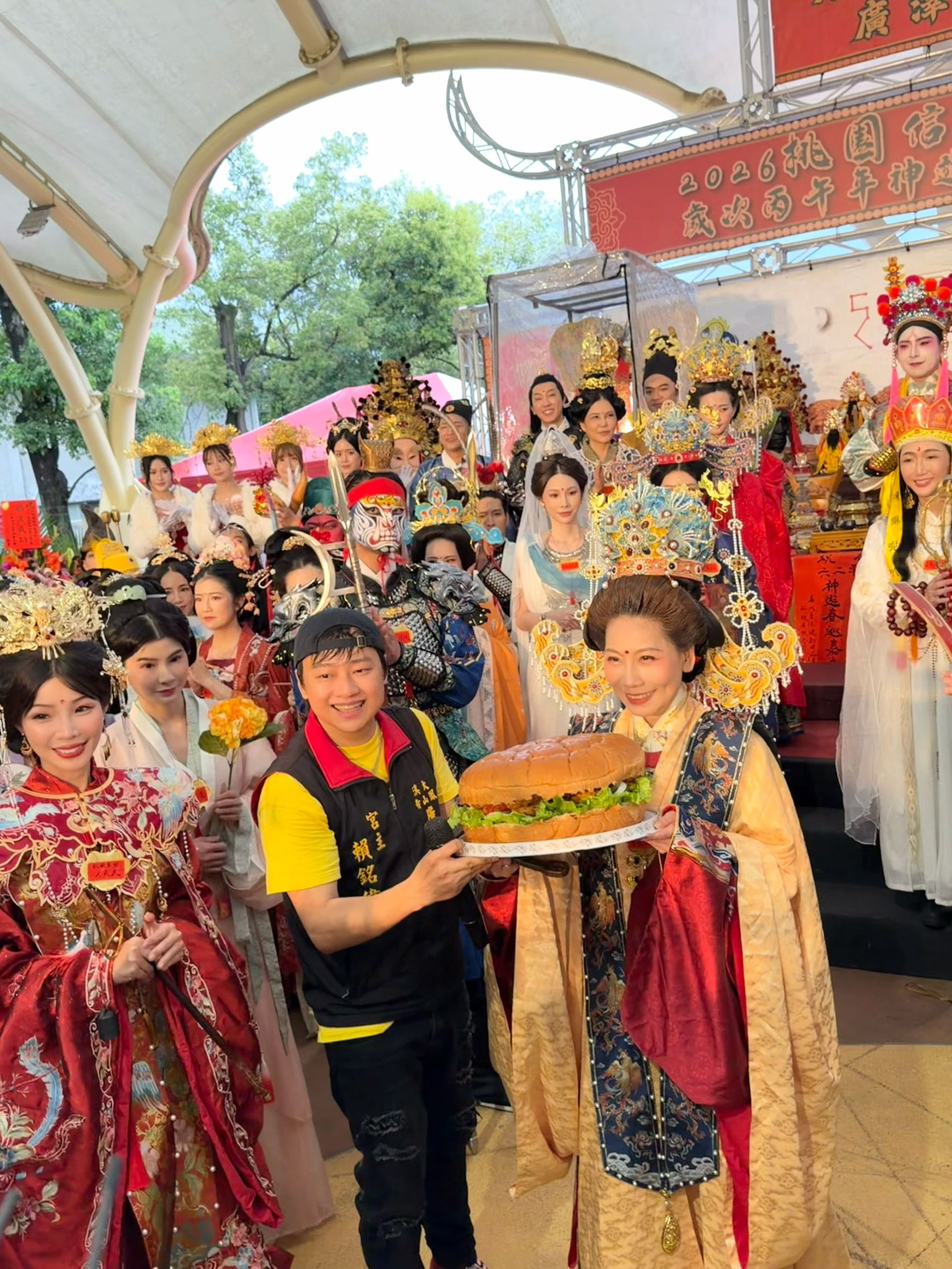 大廟前唱到淚崩!賴銘偉獻唱〈伊是阮老爸〉抱父痛哭 全場齊喊生日快樂超催淚 大廟前唱到淚崩!賴銘偉獻唱〈伊是阮老爸〉抱父痛哭 全場齊喊生日快樂超催淚