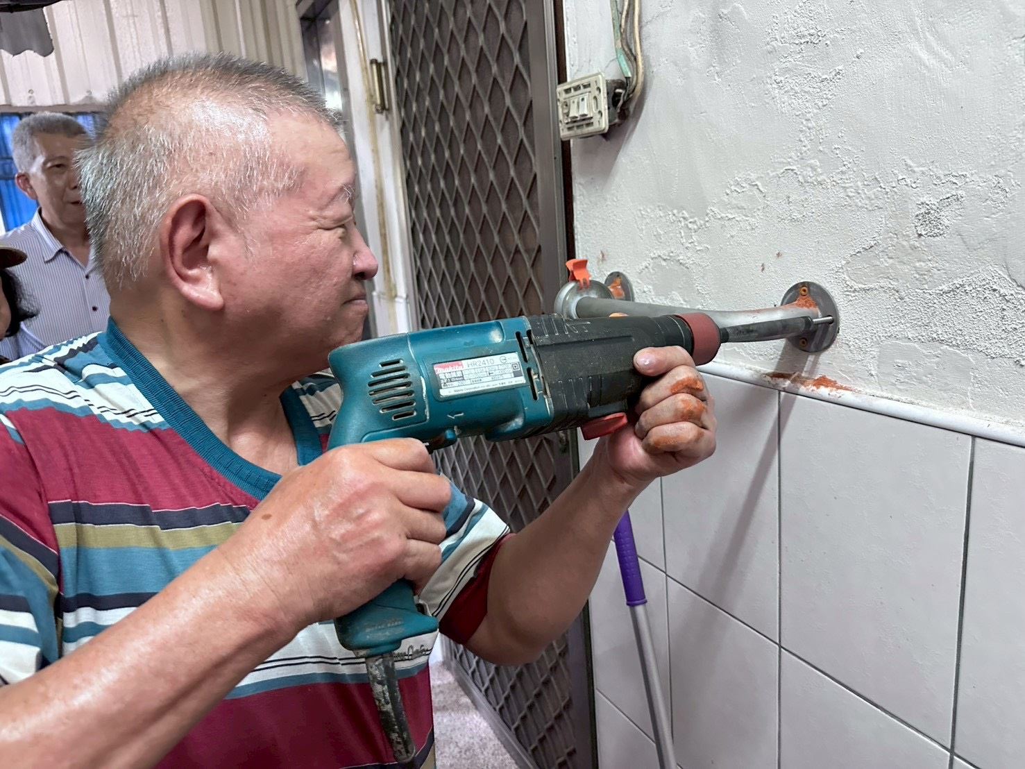 嘉義縣政府結合笁樂協會 為500戶家庭免費裝設扶手 嘉義縣政府結合笁樂協會 為500戶家庭免費裝設扶手