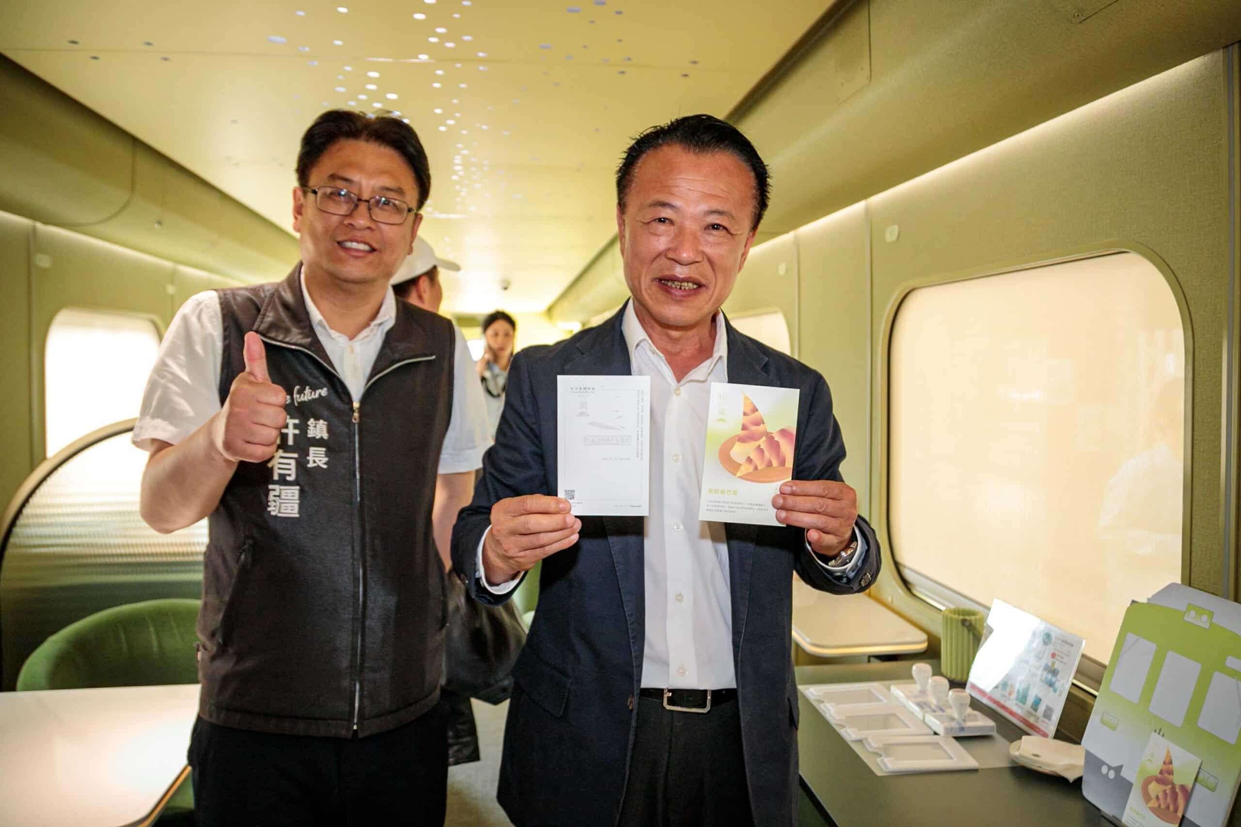 山嵐號首航抵「嘉」 翁章梁迎接首批遊客 山嵐號首航抵「嘉」 翁章梁迎接首批遊客