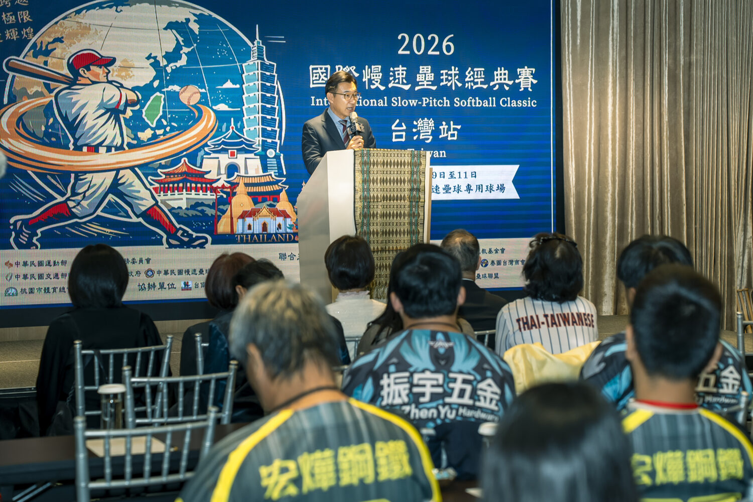 「2026 國際慢速壘球經典賽-台灣站」台泰攜手揮棒 10月9日至11日台南盛大登場 立法院江啟臣副院長蒞臨致詞。(圖/2026慢速壘球經典賽籌備委員會 提供)