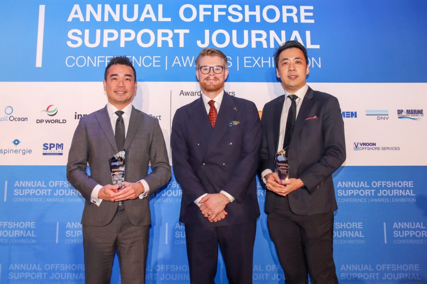 嘉時航運股份有限公司「MP Wind Archer」榮獲國際殊榮 強化台灣離岸風電發展實力 嘉時總經理張金龍(最左邊)和商業及業務拓展副總經理郭翔昇(最右邊)在倫敦領取「年度離岸能源船舶(Offshore Energy Vessel of the Year)」獎。(圖/嘉時 提供)