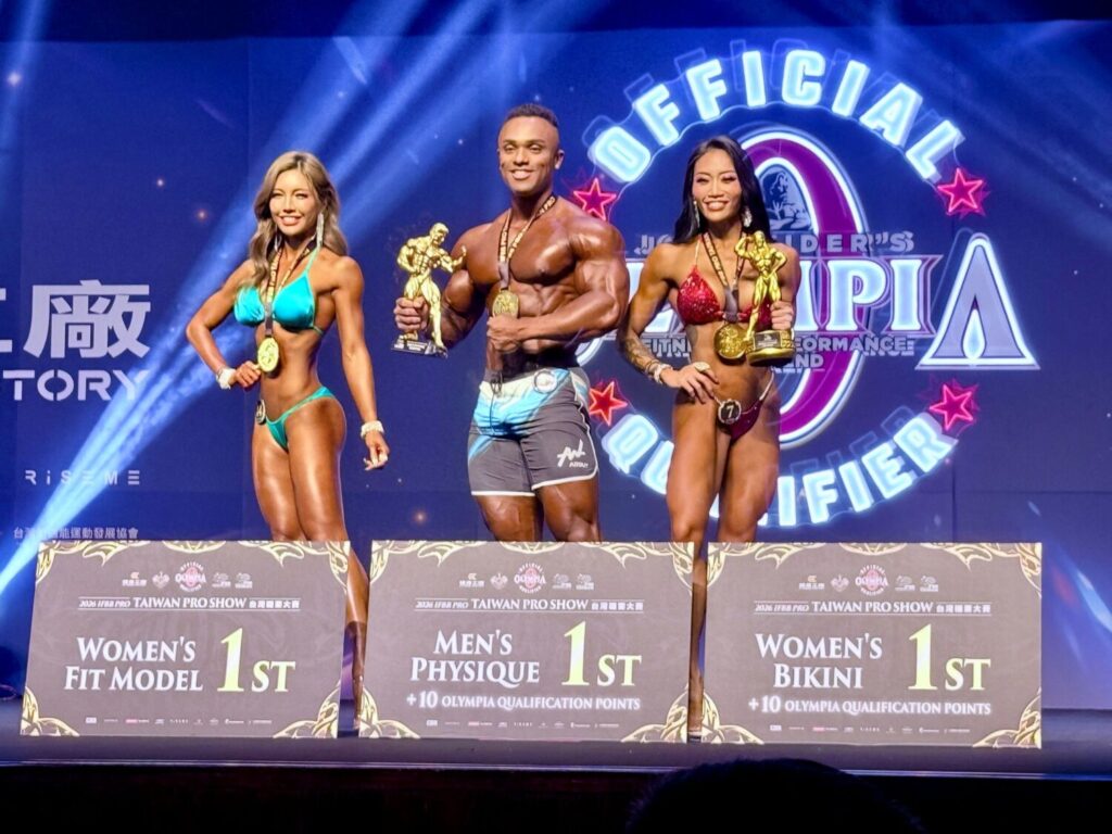 「2026 NPC WORLDWIDE區域賽暨IFBB PRO台灣職業大賽」高雄開戰 三天賽事掀熱潮 IFBB職業賽(左起)南韓Seojin Cheong、日本Farouq Ishimoto、新加坡Amanda Lee榮獲冠軍。(圖/健身工廠提供)