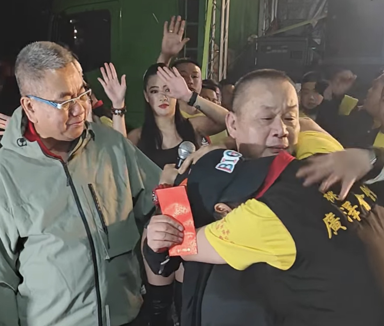 大廟前唱到淚崩!賴銘偉獻唱〈伊是阮老爸〉抱父痛哭 全場齊喊生日快樂超催淚 大廟前唱到淚崩!賴銘偉獻唱〈伊是阮老爸〉抱父痛哭 全場齊喊生日快樂超催淚