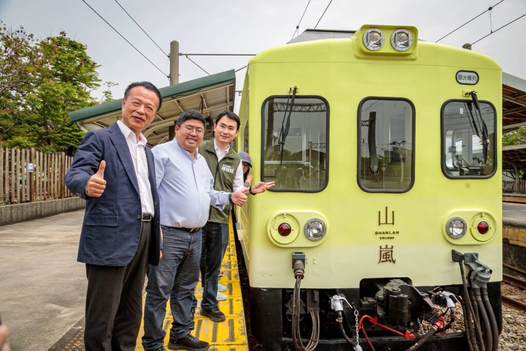 山嵐號首航抵「嘉」 翁章梁迎接首批遊客 山嵐號首航抵「嘉」 翁章梁迎接首批遊客