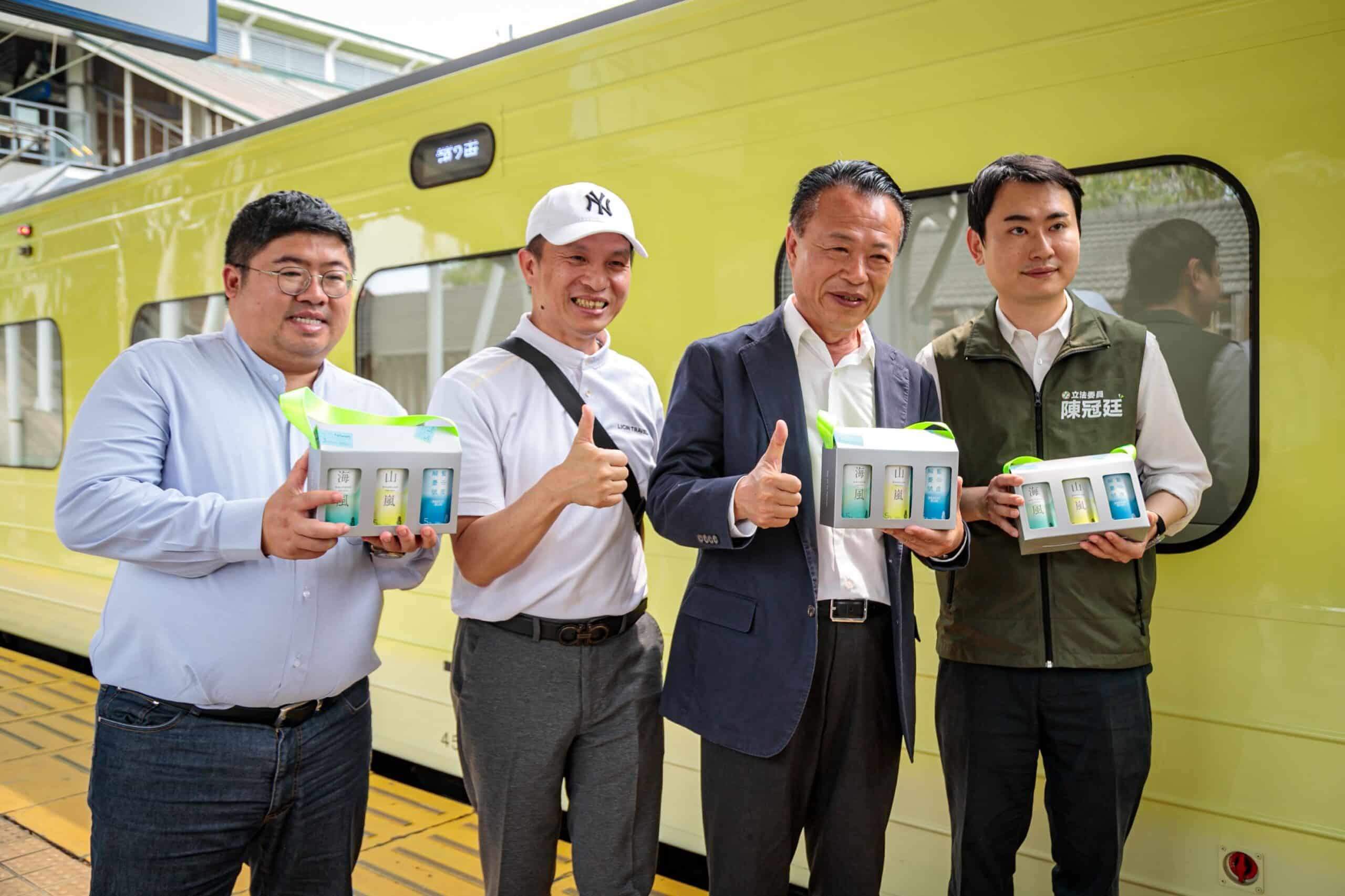 山嵐號首航抵「嘉」 翁章梁迎接首批遊客 山嵐號首航抵「嘉」 翁章梁迎接首批遊客