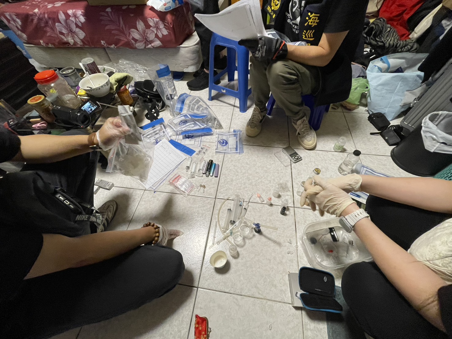 花蓮縣議員吳建志家族宅捲毒雲!3樓搜出「喪屍菸彈」 急切割掀議論 警方查獲安非他命、依托咪酯原料粉及菸彈……等毒品與器具。(圖/記者趙靜姸 翻攝)