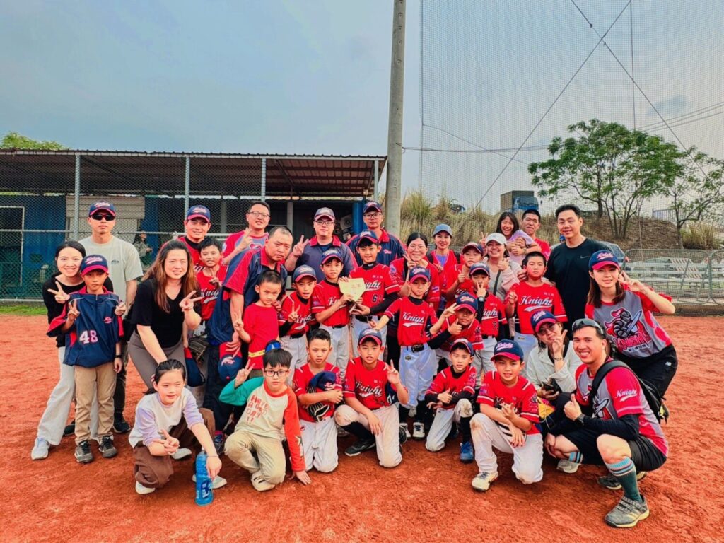 『林益全兒子喬治』兩分砲打開攻勢及隊友接力開轟! 小騎士勇奪U10大甲媽祖嘉年華社區軟式盃賽亞軍 U10大甲媽祖嘉年華社區軟式盃賽落幕,小騎士隊勇奪亞軍,全隊小球員、教練團與家長賽後開心合影,留下榮耀時刻。(圖/記者林家嘉翻攝)