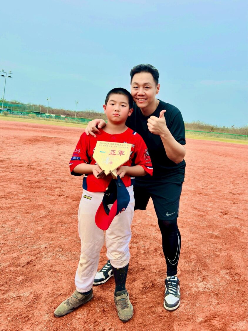 『林益全兒子喬治』兩分砲打開攻勢及隊友接力開轟! 小騎士勇奪U10大甲媽祖嘉年華社區軟式盃賽亞軍 林益全賽後與兒子喬治溫馨合影,喬治手持亞軍獎牌,父子同框見證棒球精神傳承。(圖/記者林家嘉翻攝)