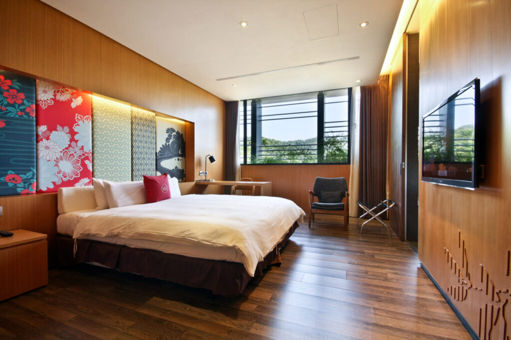 「春遊台中後花園」 漫步大坑步道感受山林甦醒時刻 大坑溫泉區提供多樣化的休閒選擇,不論是精緻湯屋或適合全家同樂的露天設施,皆展現新創溫泉區的活力。(圖/參山管理處 提供)