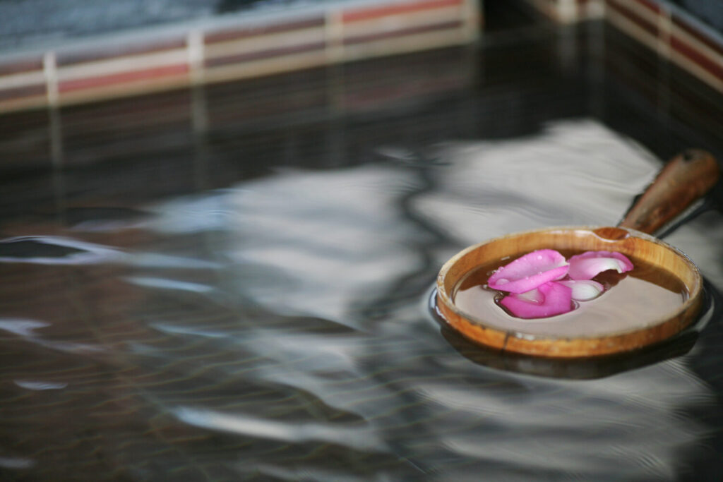 「春遊台中後花園」 漫步大坑步道感受山林甦醒時刻 體驗被譽為「溫泉中的溫泉」的大坑碳酸氫鈉泉,泉質清澈無味且富含多種礦物質。(圖/參山管理處 提供)