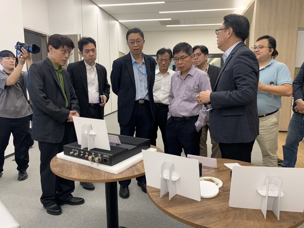 正于微波 發表研發多軌道衛星設備 全球首見全方位無縫通訊 正于微波 發表研發多軌道衛星設備 全球首見全方位無縫通訊