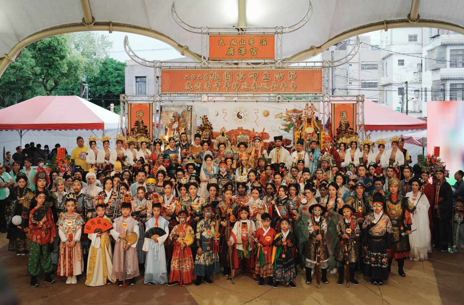 大廟前唱到淚崩!賴銘偉獻唱〈伊是阮老爸〉抱父痛哭 全場齊喊生日快樂超催淚 大廟前唱到淚崩!賴銘偉獻唱〈伊是阮老爸〉抱父痛哭 全場齊喊生日快樂超催淚