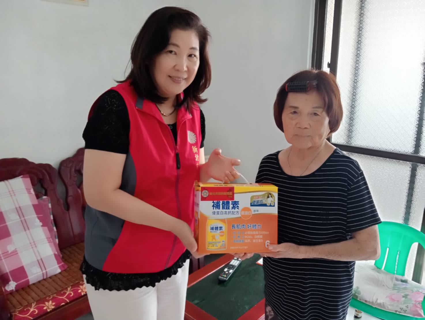 推動優質安養與長照資源 新北榮服處深入社區關懷長者 10 《圖說》新北市榮服處總幹事吳曉慧(左)訪視楊阿姨(右),關懷並致贈營養品。〈新北榮服處提供〉