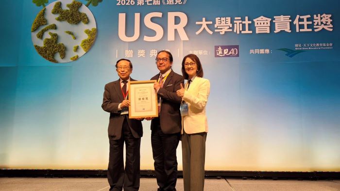 深耕USR獲高度肯定 龍華勇奪三項績優稱霸私立科大 7 《圖說》遠見天下文化事業群創辦人高希均頒發「福祉共生組」績優獎,由永續發展中心魯亮君代表受獎,體現龍華科大深耕在地、關懷弱勢的USR實踐精神。〈龍華科大提供〉