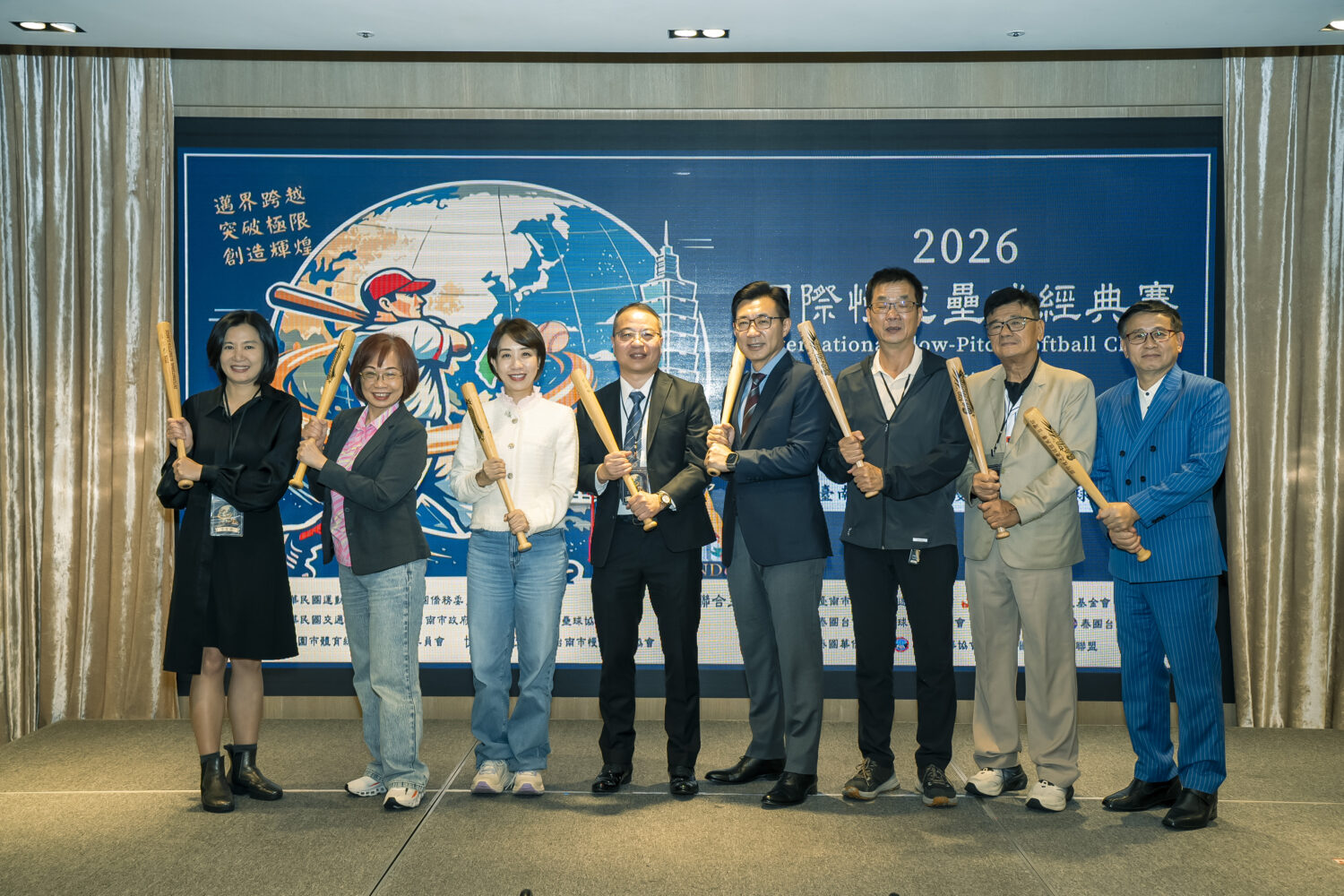 「2026 國際慢速壘球經典賽-台灣站」台泰攜手揮棒 10月9日至11日台南盛大登場 啟動儀式長官手持球棒齊心揮棒,象徵2026國際慢速壘球經典賽 台灣站宣告大會正式開跑。(圖/2026慢速壘球經典賽籌備委員會 提供)