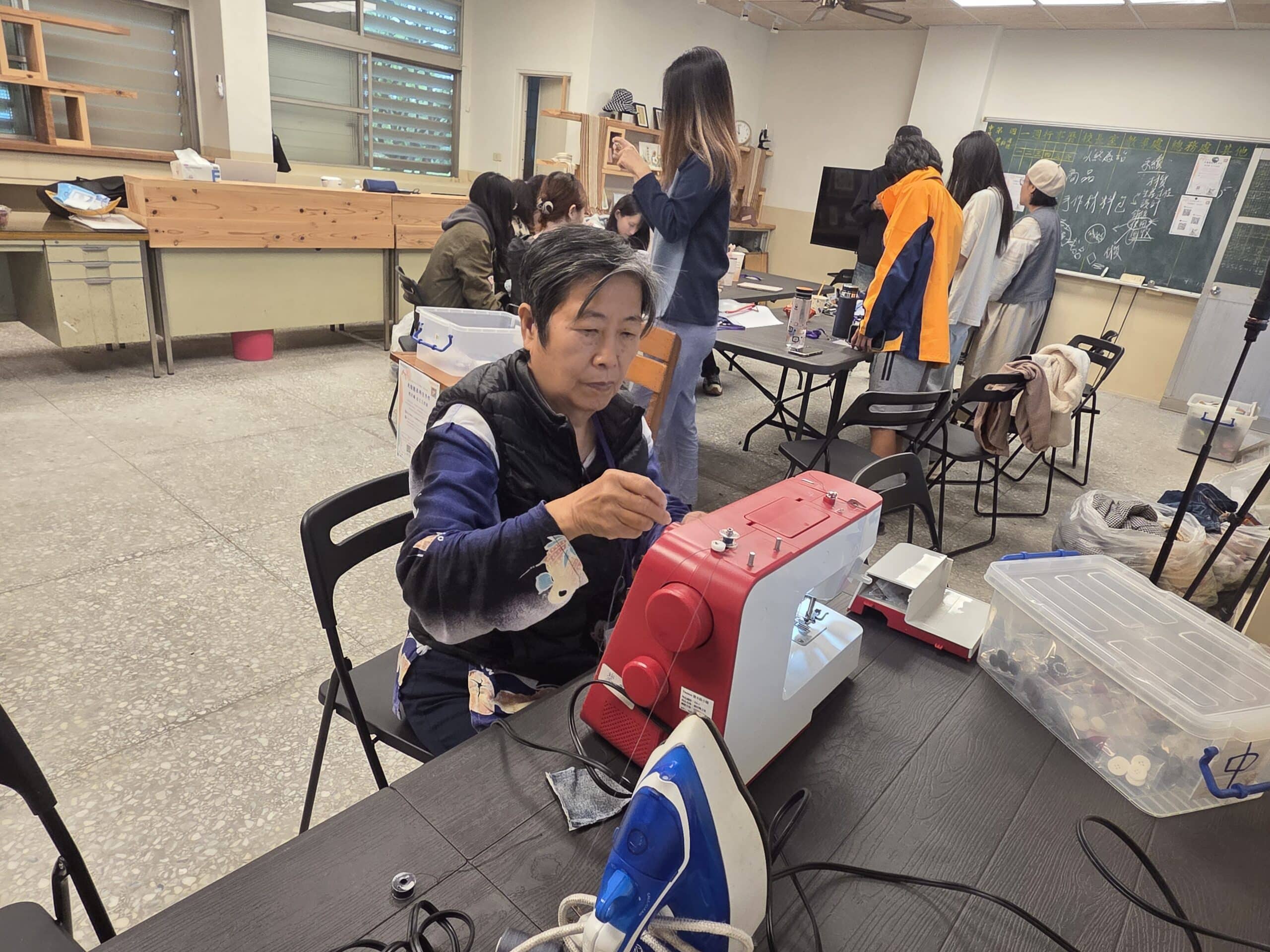 化善意為創意: 「超人披肩」實作中探問舊衣循環新可能 化善意為創意: 「超人披肩」實作中探問舊衣循環新可能