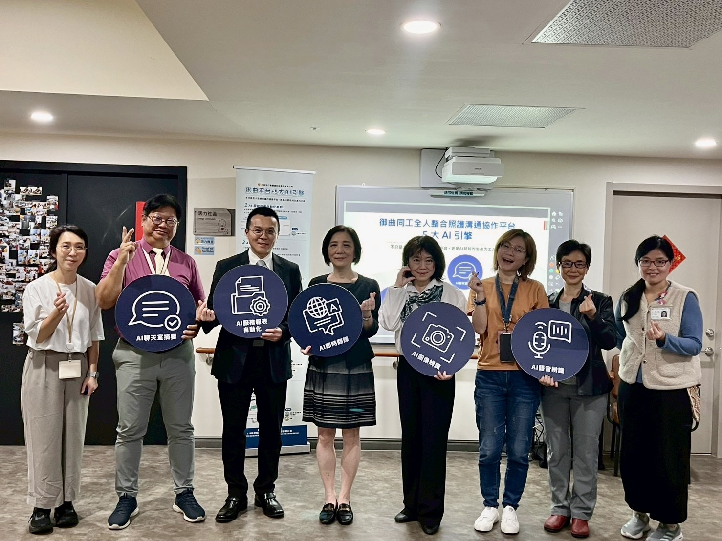 紅心字會攜手九日生行動健康科技「將日照中心成功轉型智慧長照」 紅心字會攜手九日生推動一站式智慧管理平台(左二起為)陽明交通大學生物醫學資訊所張博論教授、李祥豪執行長、紅心字會祕書長李顯文、副秘書長許雅青、(右二)業務經理蕭竹儀。(圖/紅心字會 提供)