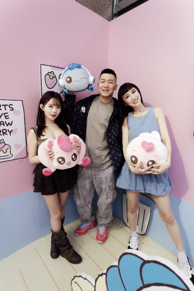 韓國人氣IP《奇妙萌可》樂園開展 草爺、蔡允潔、倩倩 現身甜心生活樂園憶童心 藝人草爺、蔡允潔、倩倩出席韓國超人氣IP《奇妙萌可》甜心生活樂園,兩人在現場不僅與可愛的萌可角色們互動,更成為全場焦點。(圖/像素匯 提供)