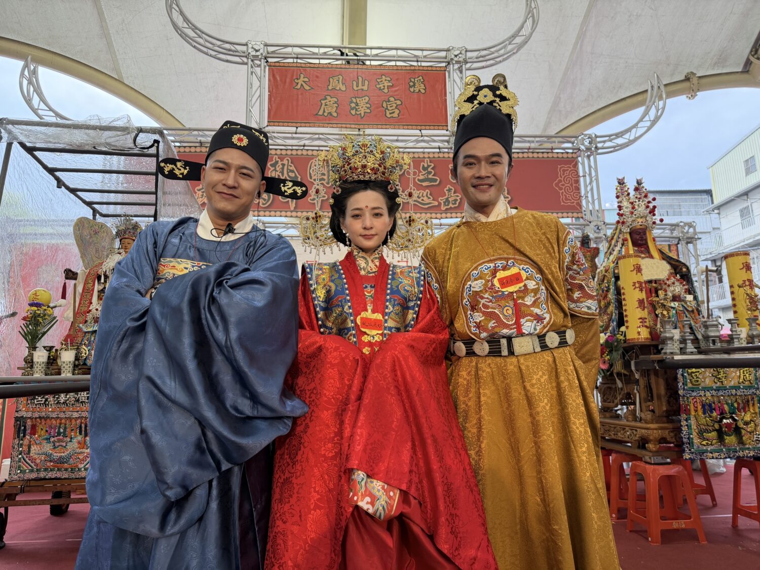 草爺、柯大堡聯手宣佈第三屆「神行盃國際四驅車大賽」確認移師高雄岡山城隍殿 「神行盃國際四驅車大賽」發起人草爺(左一)、柯大堡(右一)宣佈第三屆「神行盃」將移師高雄岡山城隍殿舉行。(圖/神行盃 提供)