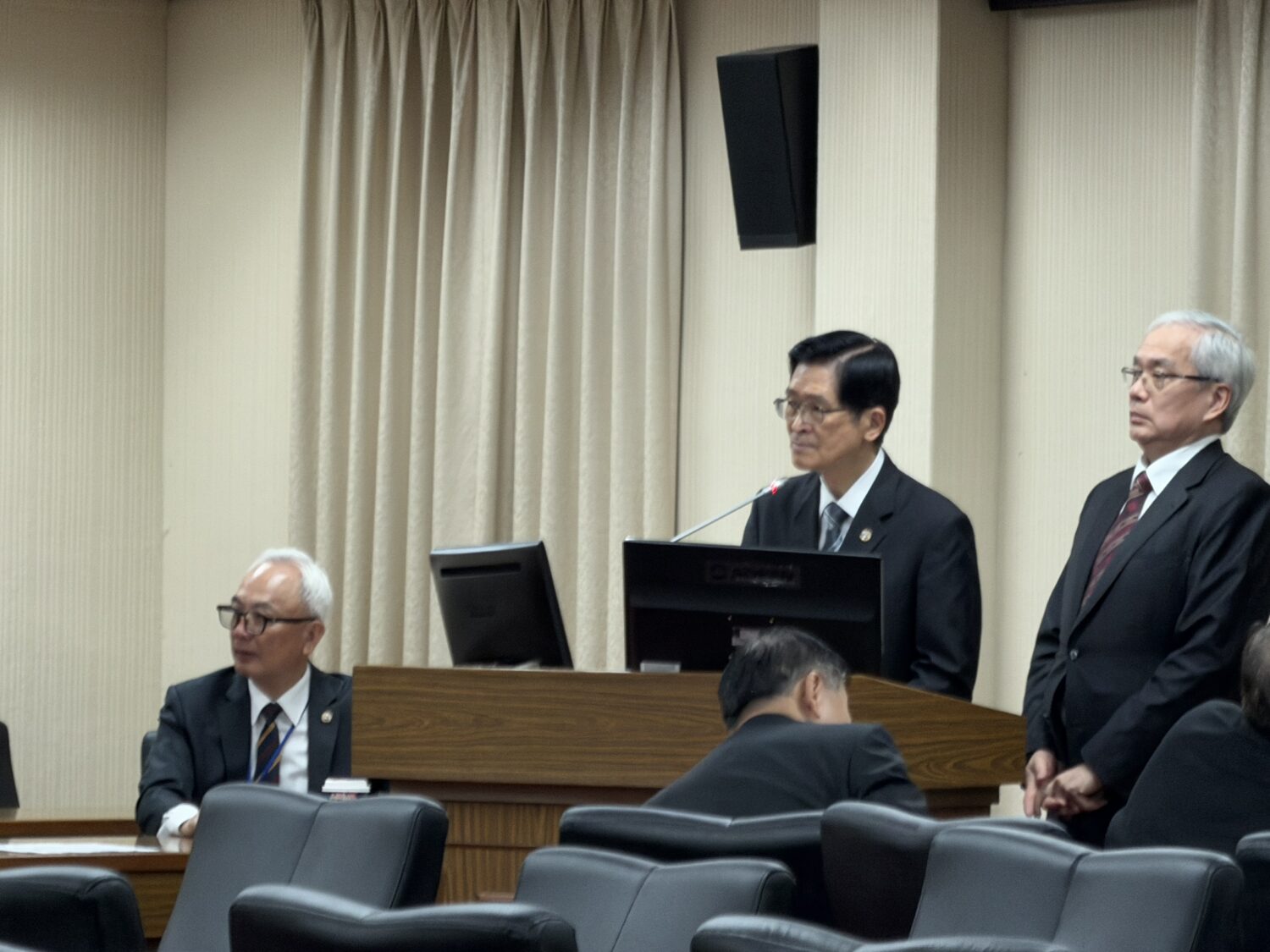 面對社會型態多樣化及榮民退役官兵結構多元化 退輔會主委嚴德發:全面提升榮民照顧與服務效能! (左二)國軍退除役官兵輔導委員會主任委員嚴德發受邀到立法院外交及國防委員會報告業務概況,並備質詢。(圖/司徒 攝)