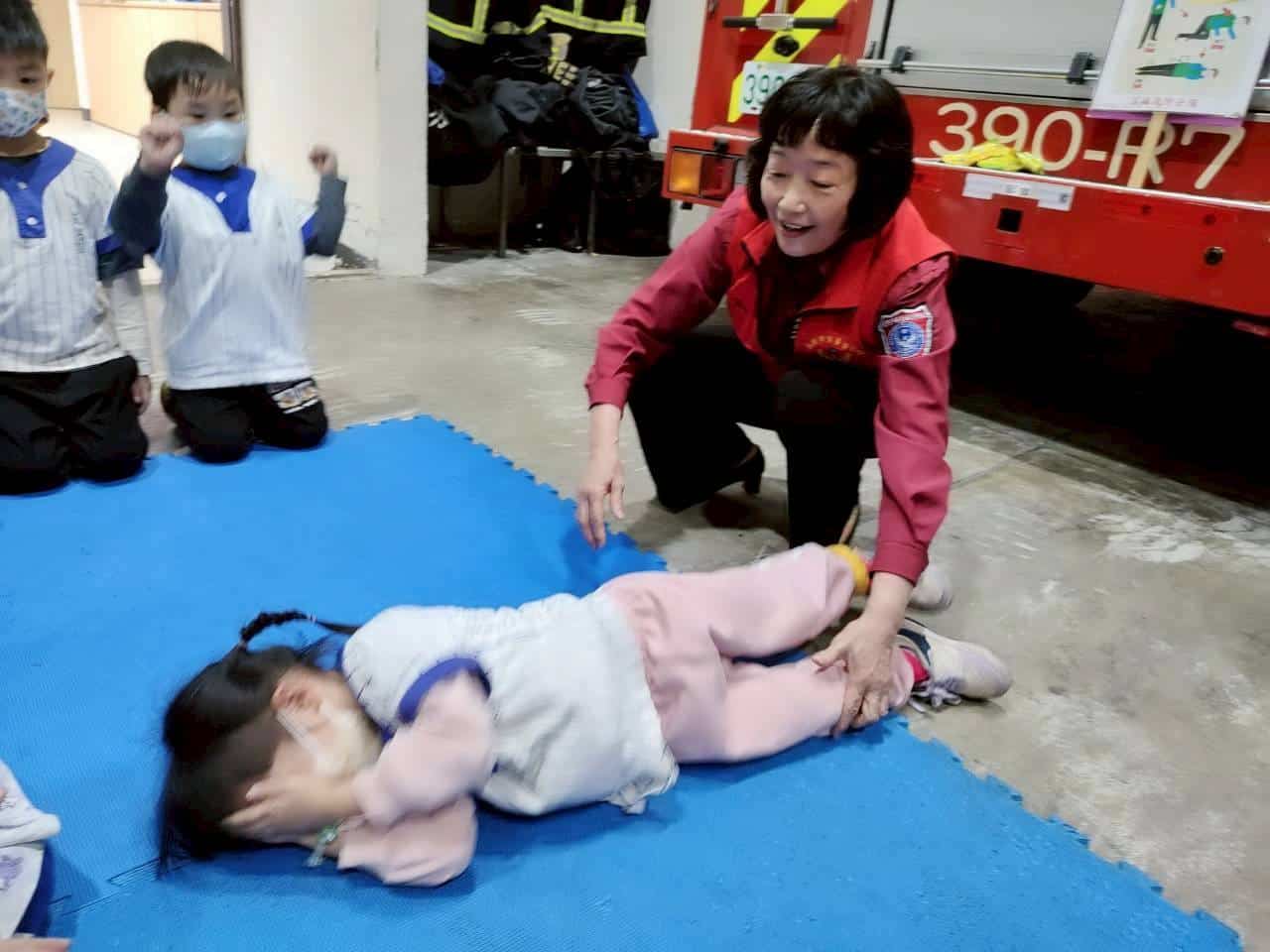 童趣消防初體驗 艾佛頓幼兒園變身小小消防員提前歡慶兒童節 童趣消防初體驗 艾佛頓幼兒園變身小小消防員提前歡慶兒童節