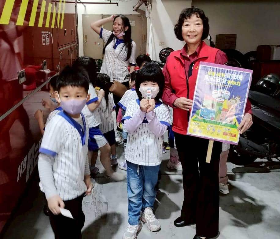 童趣消防初體驗 艾佛頓幼兒園變身小小消防員提前歡慶兒童節 童趣消防初體驗 艾佛頓幼兒園變身小小消防員提前歡慶兒童節