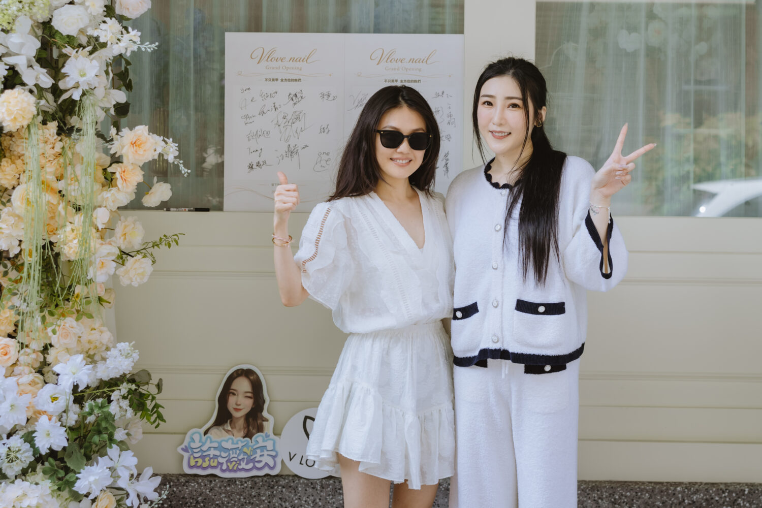 百萬性感女神 許薇安ViVi 成立「VLOVE」品牌開幕 藝人好友近百人擠爆店裡 在開幕會上,蜜雪MICHELLE HSU也獻唱「謝謝你」,讓大家滿滿的回憶殺。(圖/唱戲世界娛樂 提供)