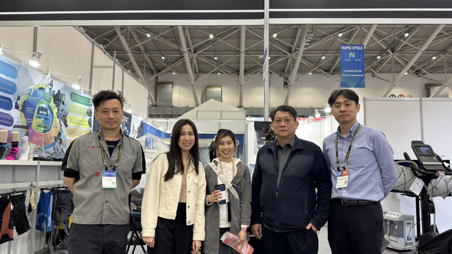 台北自行車展與體育用品展新藍海:T-SoX整合前測與U.CR+穿戴科技重塑產業 貴賓陳高專與營養師及健管師一同前往T-SOX體驗多項運動測試與低氧訓練,並與王鐘賢特聘教授合影。(圖/T-SOX 提供)