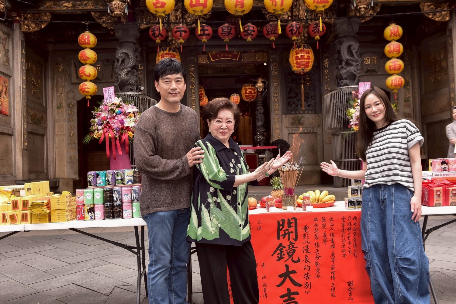 陳淑芳、王耀慶、尹馨、李康生出席電影《漫長的告別》開鏡儀式 陳淑芳(中)、王耀慶(左)、尹馨(右)出席電影《漫長的告別》開鏡儀式。(圖/禾力文創 提供)