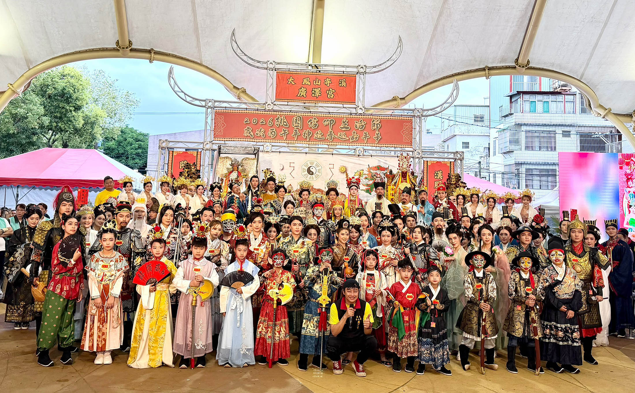 大廟前唱到淚崩!賴銘偉獻唱〈伊是阮老爸〉抱父痛哭 全場齊喊生日快樂超催淚 大廟前唱到淚崩!賴銘偉獻唱〈伊是阮老爸〉抱父痛哭 全場齊喊生日快樂超催淚