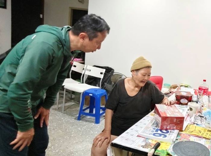 推動優質安養與長照資源 新北榮服處深入社區關懷長者 9 《圖說》新北市榮服處服務團隊(左)訪視榮眷蔡女士(右),關懷並致贈營養品。〈新北榮服處提供〉