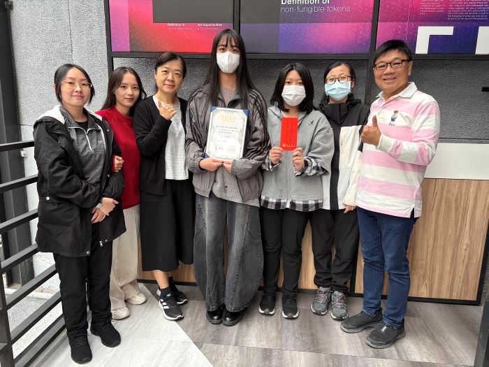 鏡頭說故事 龍華文創系兩岸賽事奪五大獎 6 《圖說》龍華科大文創系學生以《探索大稻埕之美》榮獲三等獎,主任倪建芝與梁朝棟老師與林宥彤、林慈涵、邱詩婷、曾盈媗、劉慶妝合影,透過影像創作展現城市文化魅力。〈龍華科大提供〉