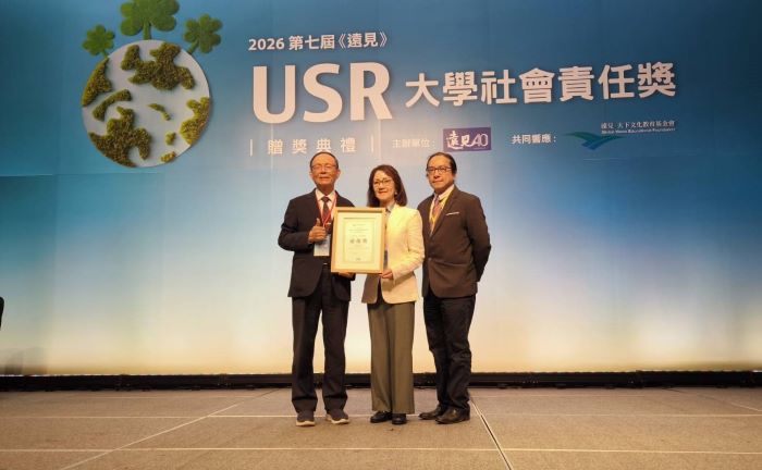深耕USR獲高度肯定 龍華勇奪三項績優稱霸私立科大 8 《圖說》前教育部政務次長林聰明頒發「人才共學組」績優獎,由龍華科大主任秘書林如貞代表上台領獎,彰顯龍華推動跨域學習與人才培育的具體成效。〈龍華科大提供〉