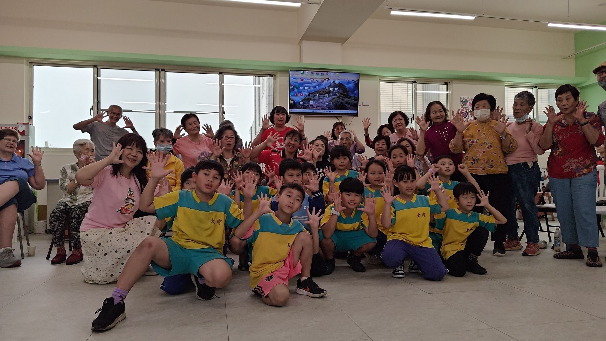 大鄉國小攜手公益團體前進長照據點 音樂與健康宣導陪伴長者 大鄉國小攜手公益團體前進長照據點 音樂與健康宣導陪伴長者