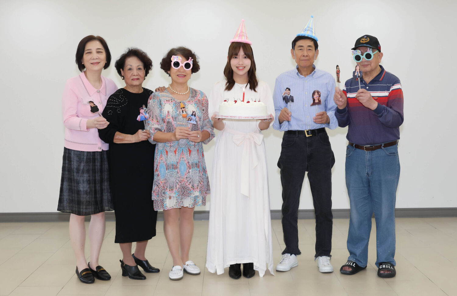 守護長者健康『永飽安康』陳佩賢深情清唱《惜命命》 紅心字會的長輩們一起幫陳佩賢慶祝生日。(圖/紅心字會 提供)