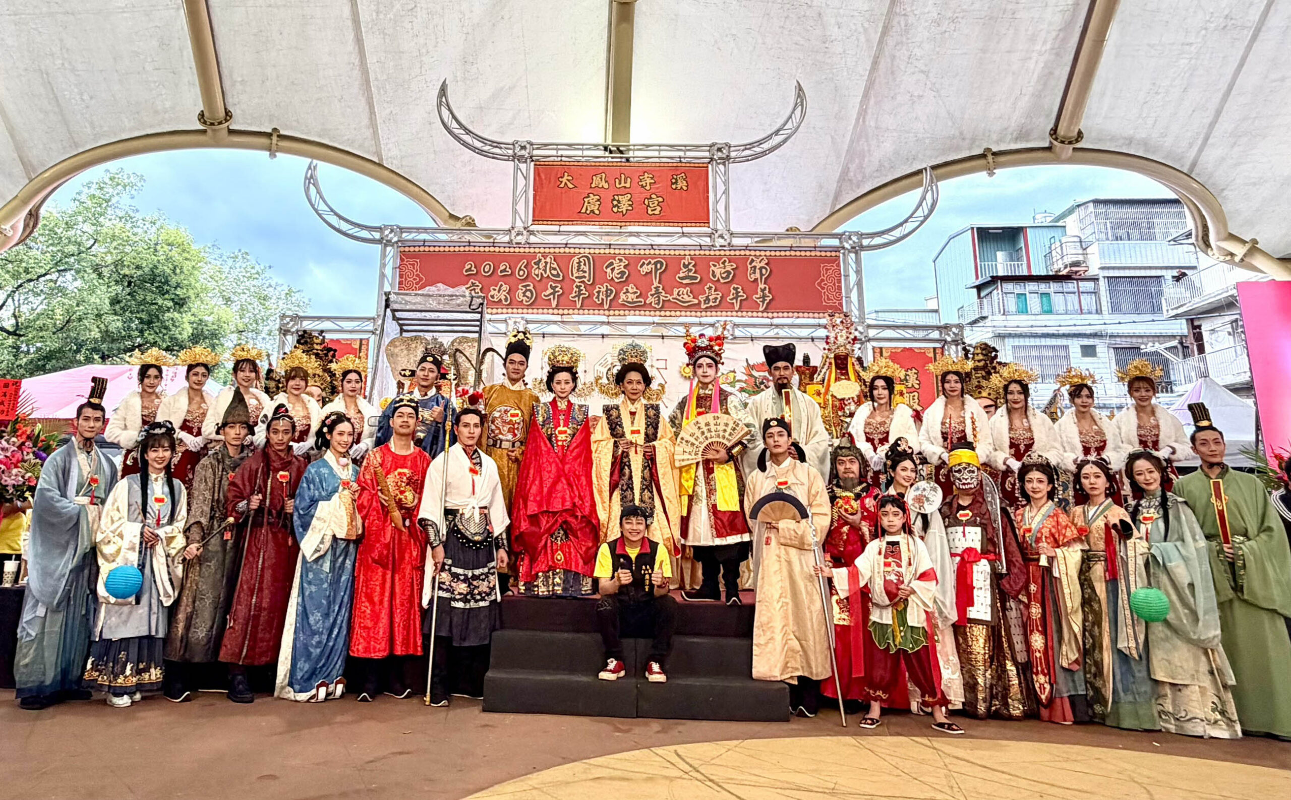 大廟前唱到淚崩!賴銘偉獻唱〈伊是阮老爸〉抱父痛哭 全場齊喊生日快樂超催淚 大廟前唱到淚崩!賴銘偉獻唱〈伊是阮老爸〉抱父痛哭 全場齊喊生日快樂超催淚