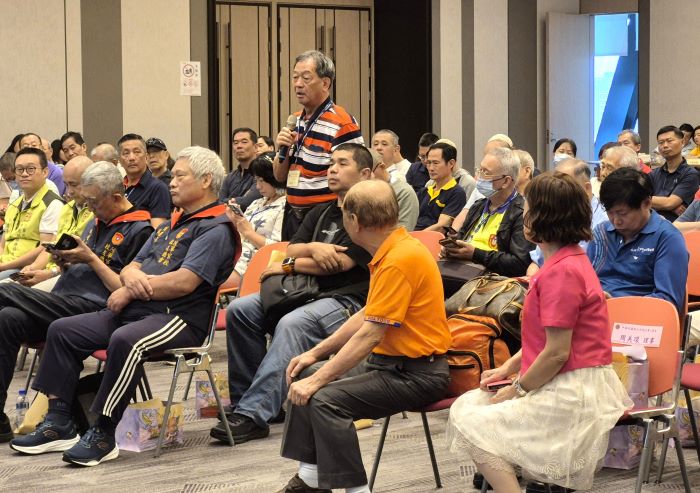 數位轉型強化榮民照護 新北榮服處懇談會精進服務升級 50 《圖說》與會退除役官兵於懇談會中踴躍發言,反映實際需求並提出建言,現場互動熱絡。〈新北榮服處提供〉