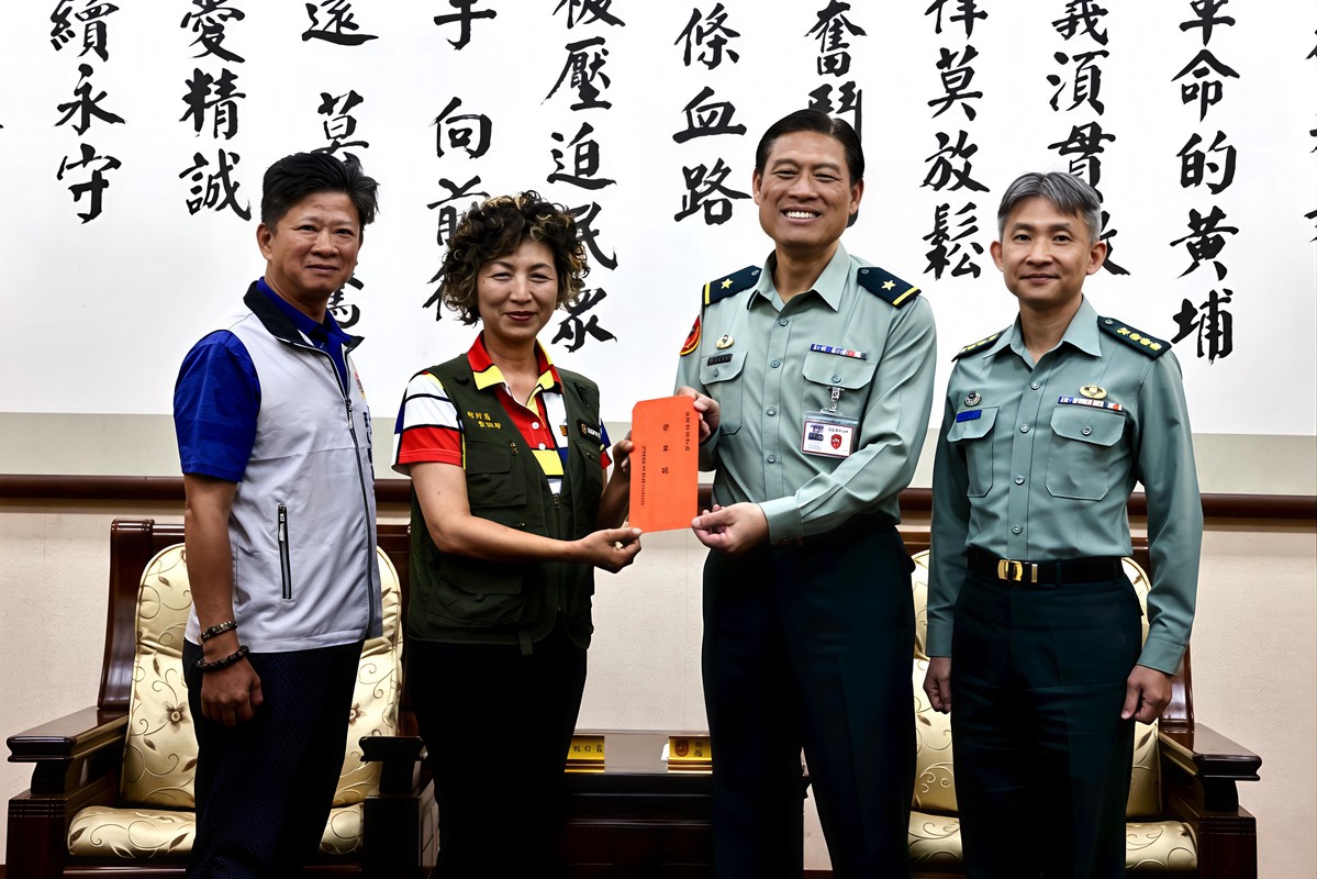 南部企業敬軍團慰訪鳳山駐軍 凝聚軍民一心強化國防 南部企業敬軍團慰訪鳳山駐軍 凝聚軍民一心強化國防