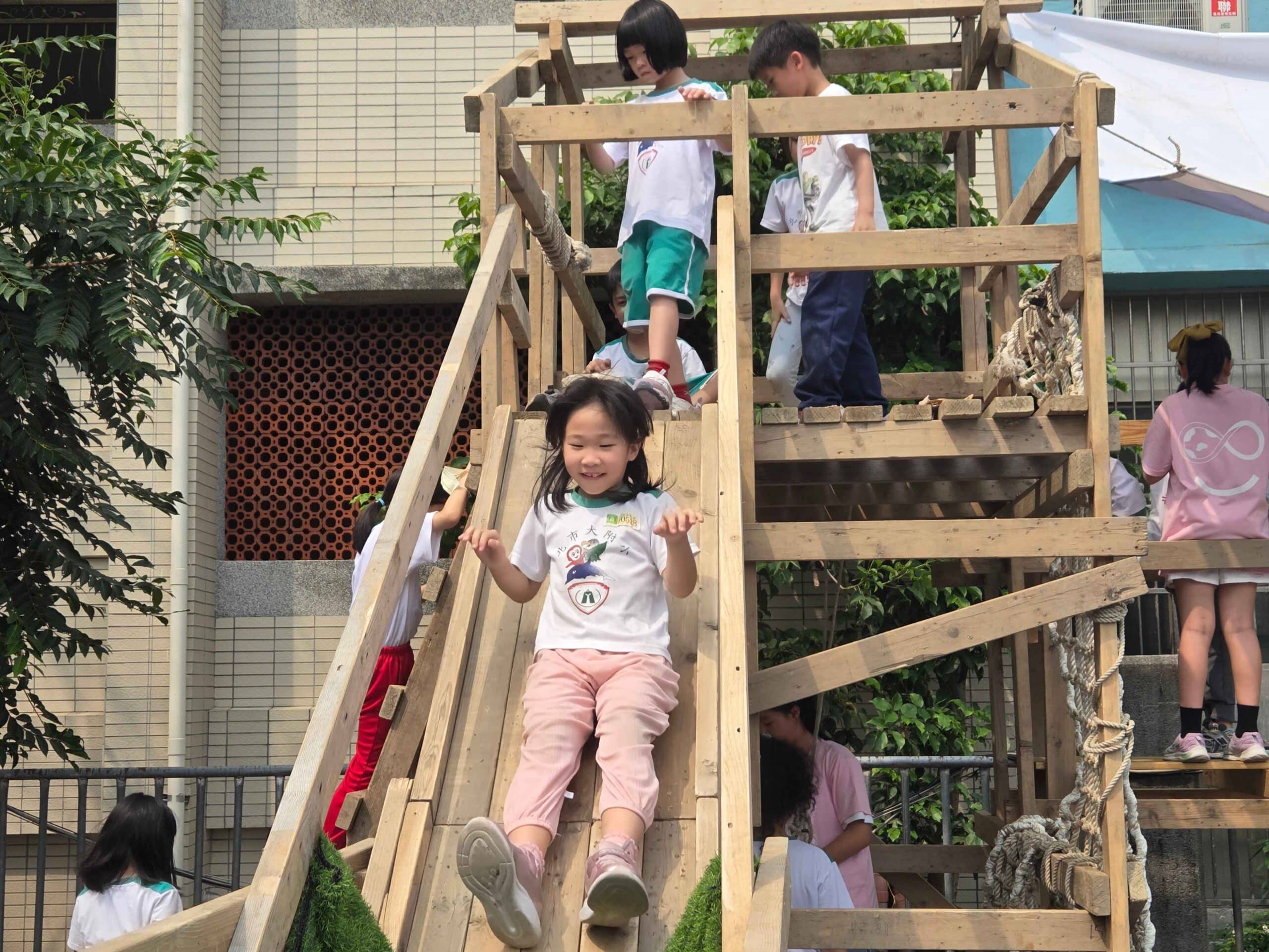 從喊熱到行動 市大附小學生打造涼感樹屋為校園降溫 從喊熱到行動 市大附小學生打造涼感樹屋為校園降溫