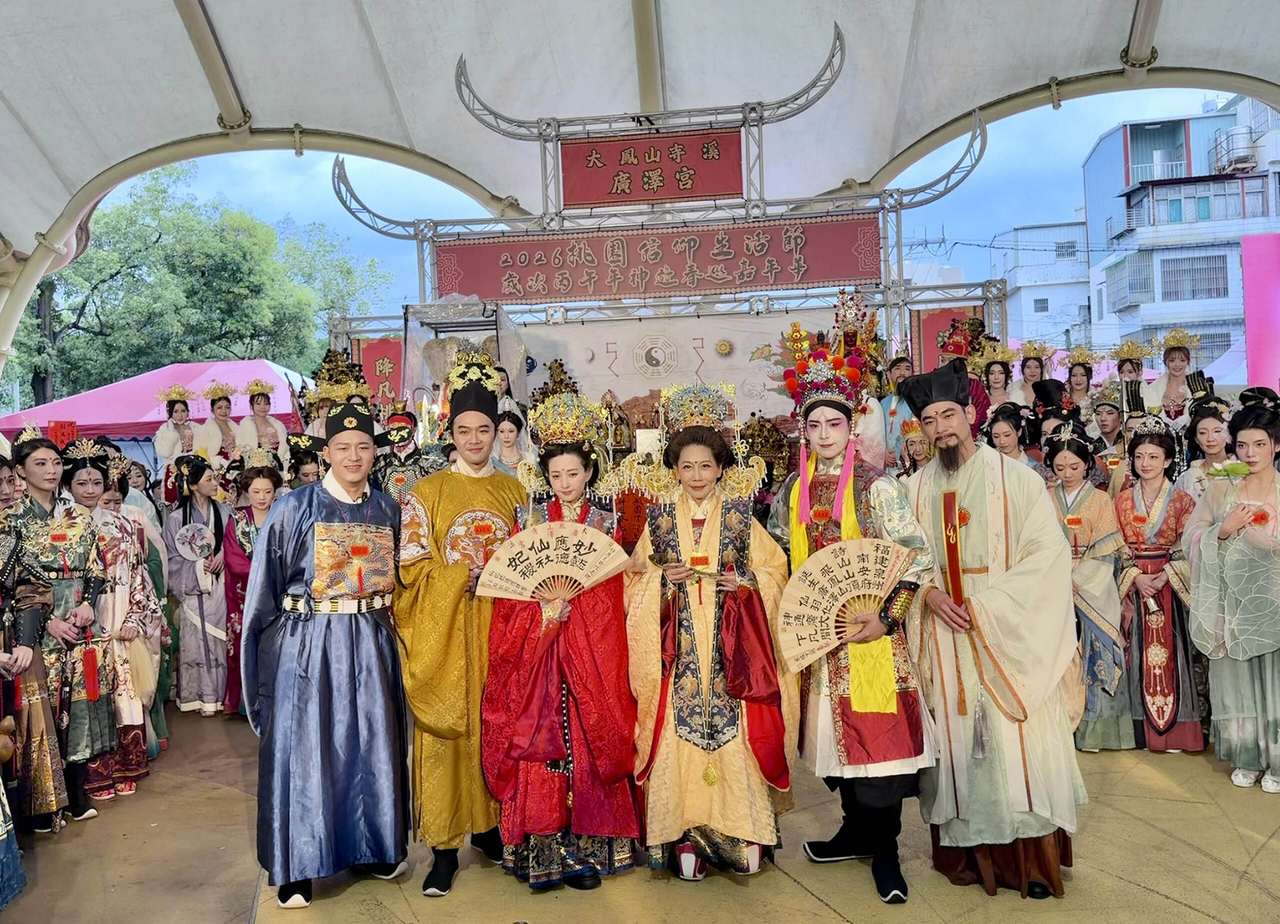 大廟前唱到淚崩!賴銘偉獻唱〈伊是阮老爸〉抱父痛哭 全場齊喊生日快樂超催淚 大廟前唱到淚崩!賴銘偉獻唱〈伊是阮老爸〉抱父痛哭 全場齊喊生日快樂超催淚