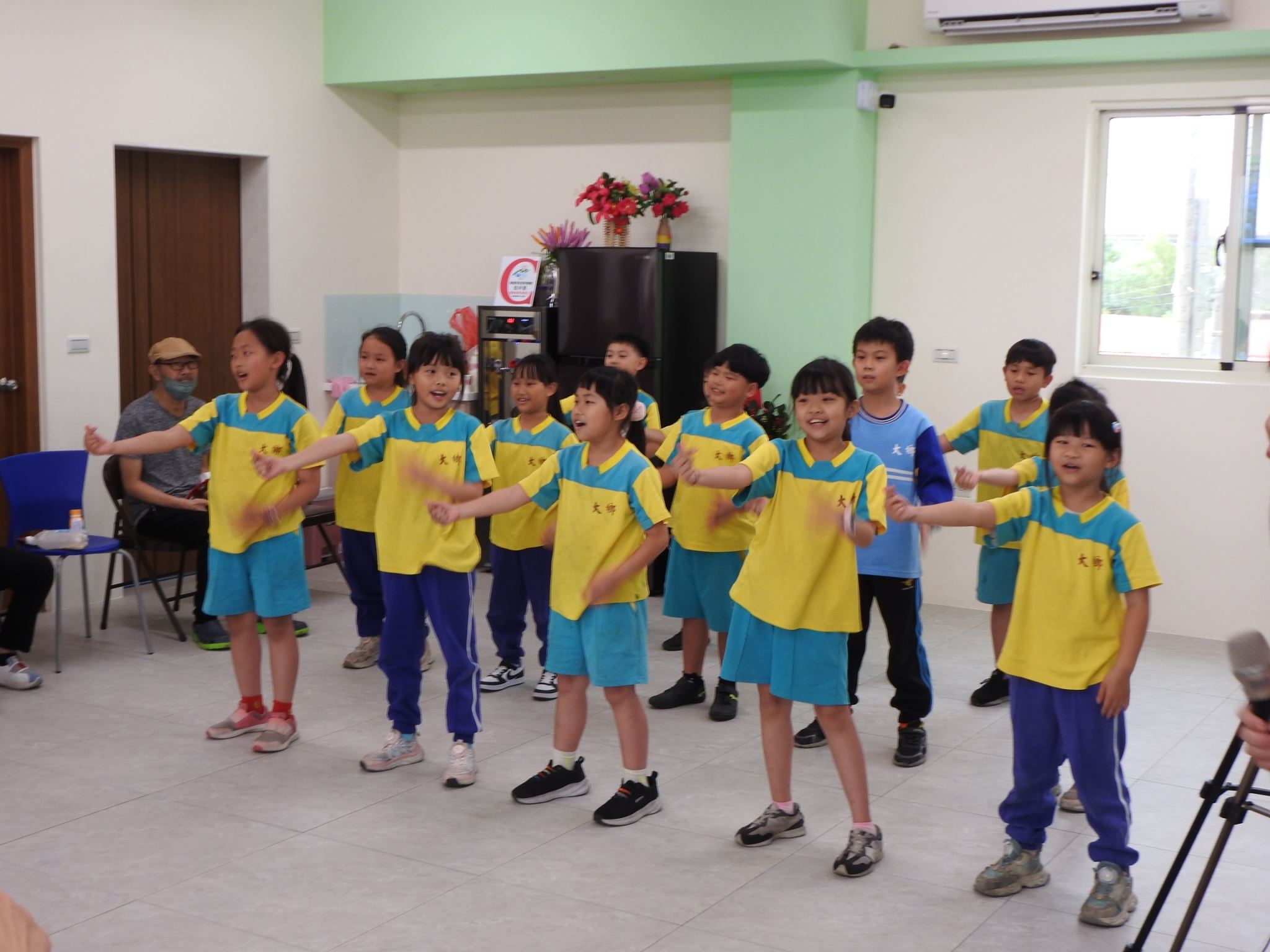 大鄉國小攜手公益團體前進長照據點 音樂與健康宣導陪伴長者 大鄉國小攜手公益團體前進長照據點 音樂與健康宣導陪伴長者