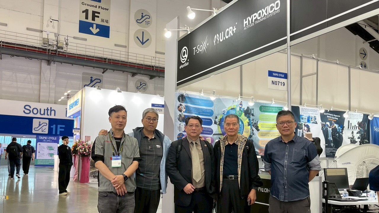台北自行車展與體育用品展新藍海:T-SoX整合前測與U.CR+穿戴科技重塑產業 T-SOX左起執行長蔣琦瑤,顧問教授級許智欽醫師,王鐘賢特聘教授,董事長陳朝泉,林侑良經理於2026台北自行車展合影。(圖/T-SOX 提供)
