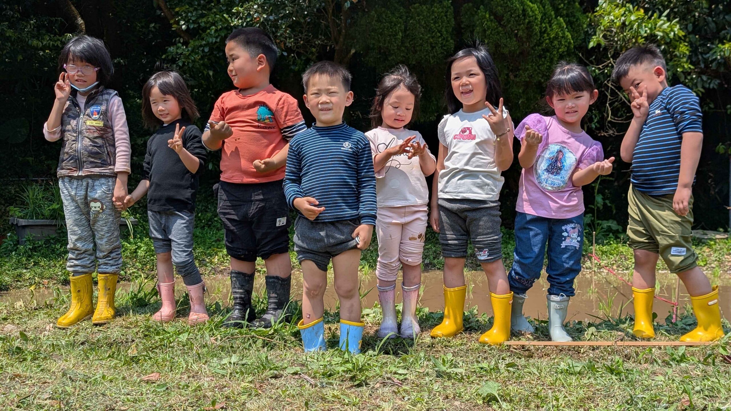 北市湖田實小插秧體驗 孩子彎腰下田感受農耕之美 北市湖田實小插秧體驗 孩子彎腰下田感受農耕之美