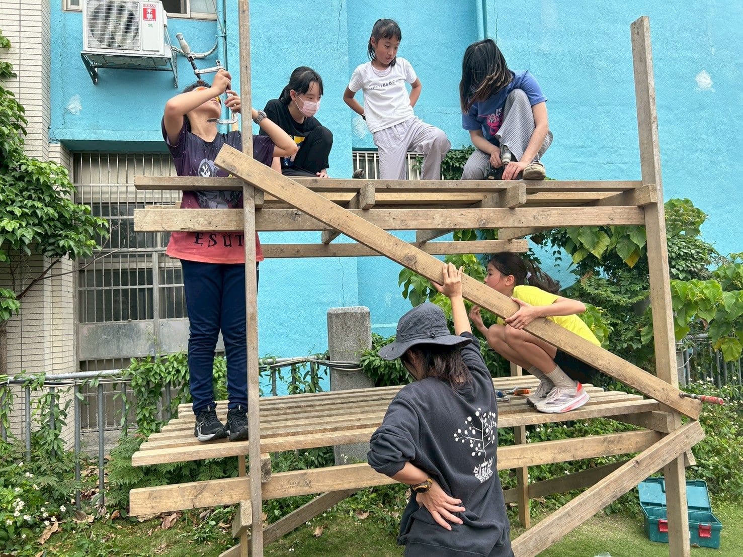 從喊熱到行動 市大附小學生打造涼感樹屋為校園降溫 從喊熱到行動 市大附小學生打造涼感樹屋為校園降溫