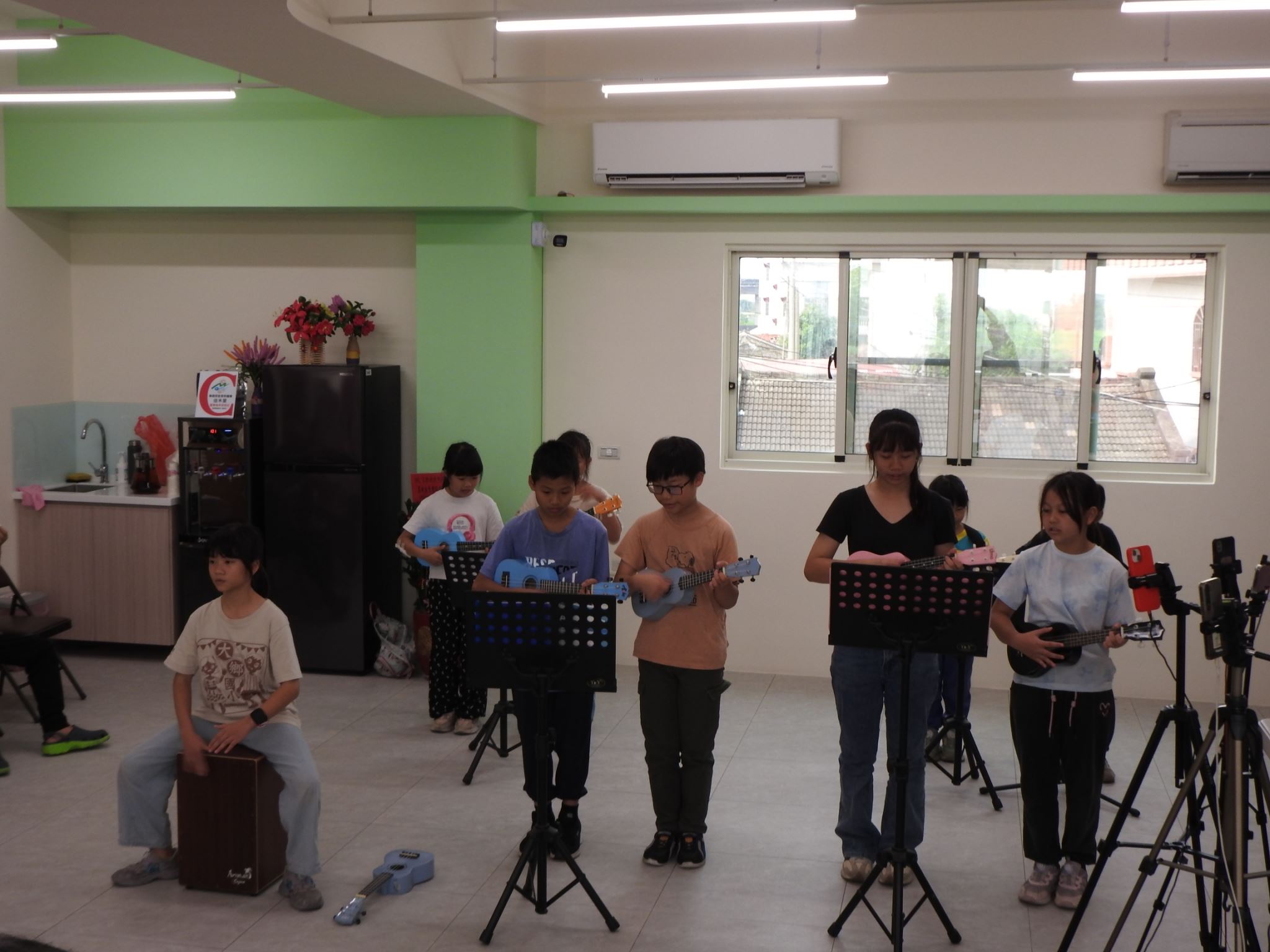 大鄉國小攜手公益團體前進長照據點 音樂與健康宣導陪伴長者 大鄉國小攜手公益團體前進長照據點 音樂與健康宣導陪伴長者