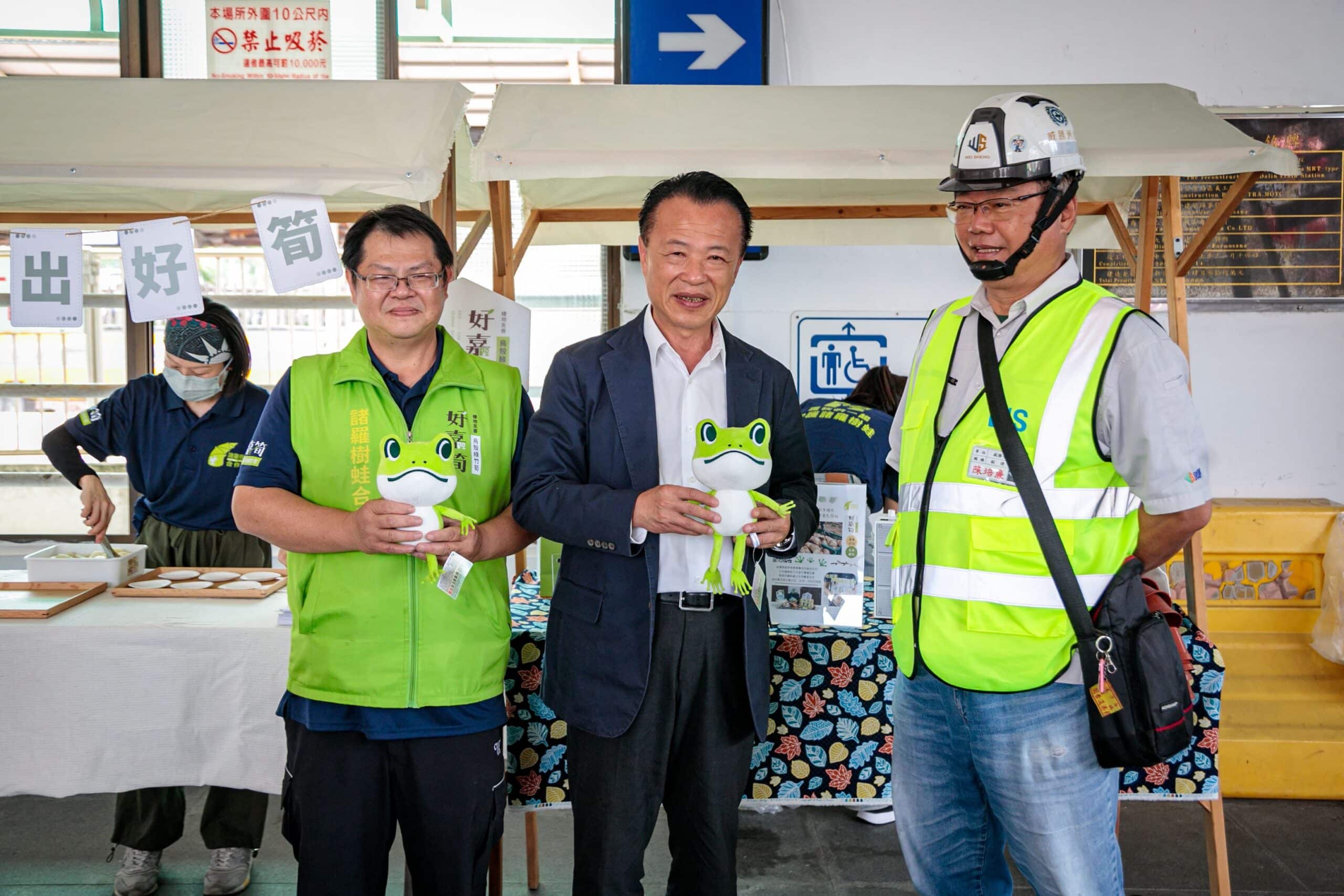 山嵐號首航抵「嘉」 翁章梁迎接首批遊客 山嵐號首航抵「嘉」 翁章梁迎接首批遊客