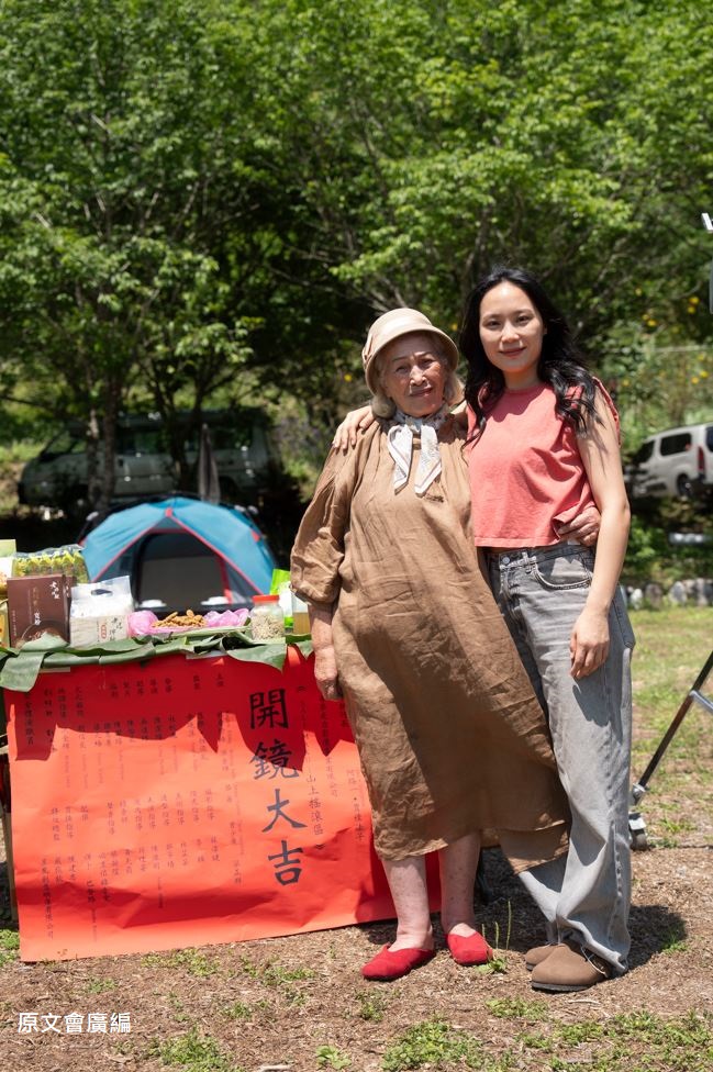 呂薔自爆腳踏兩條船《Sali Maku山上搖滾區》開鏡吐壓力 主要演員合影(左起)Kagaw Piling林詹珍妹、Amuyi呂薔。(圖/原民會 提供)